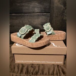 Earth brand, size 6, new in box, beautiful green sandals